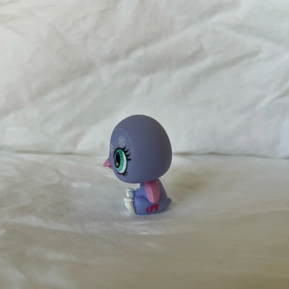 Littlest Pet Shop Authentic # 2830 Purple White Snowflake G4 Penguin Aqua Eyes
